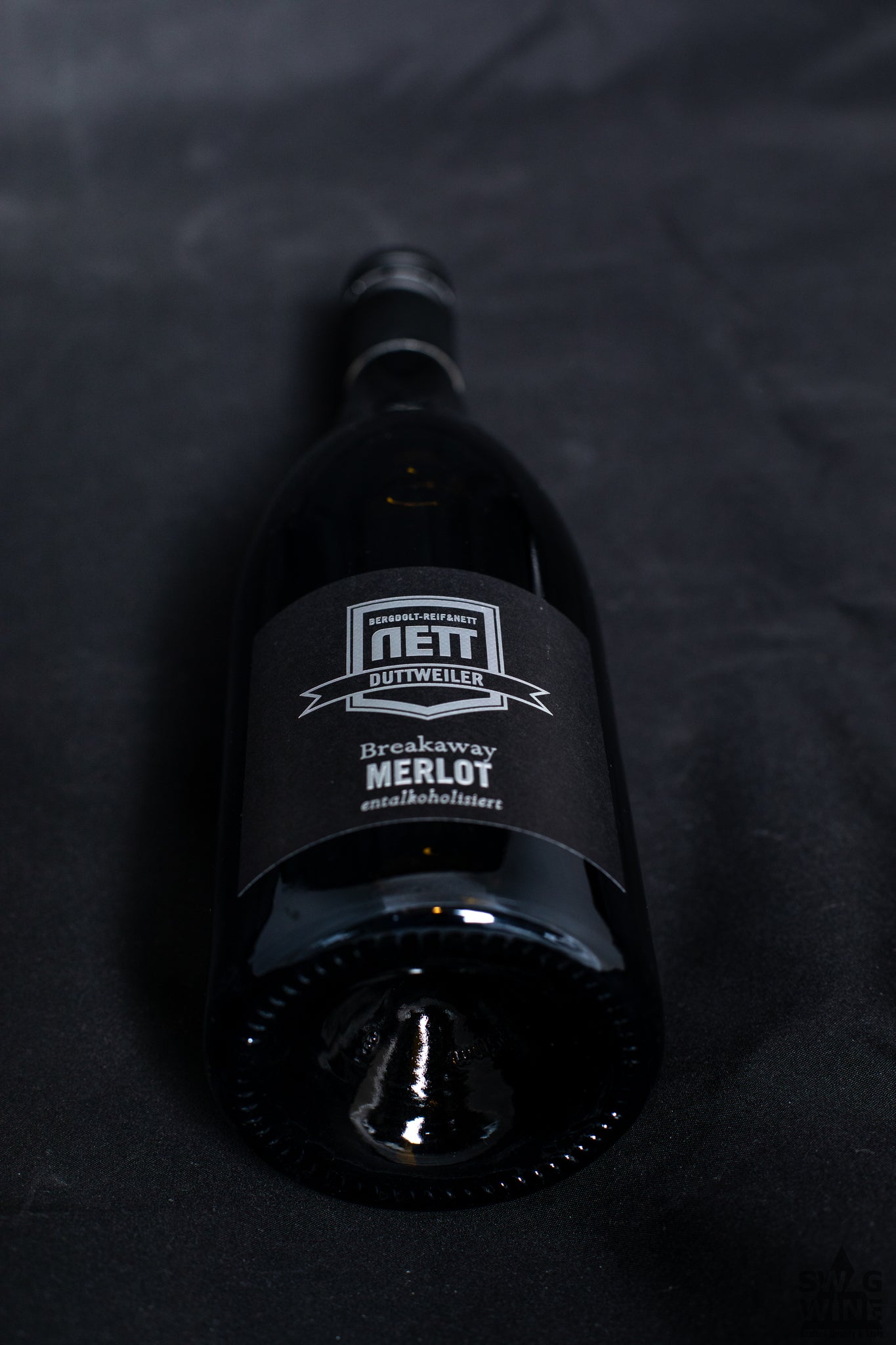 Bergdolt-Reif & Nett Duttweiler Breakaway Merlot entalkoholisiert Swagwine Flasche liegend